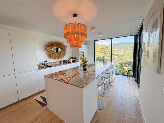 Maison à vendre - 7 pièces - 220 m2 - Cavalaire Sur Mer - 83 - PROVENCE-ALPES-COTE-D-AZUR