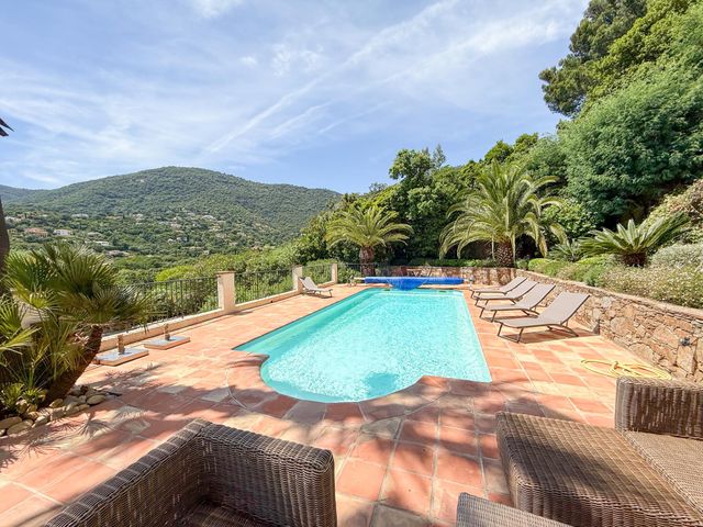 Maison à vendre - 6 pièces - 170 m2 - Cavalaire Sur Mer - 83 - PROVENCE-ALPES-COTE-D-AZUR