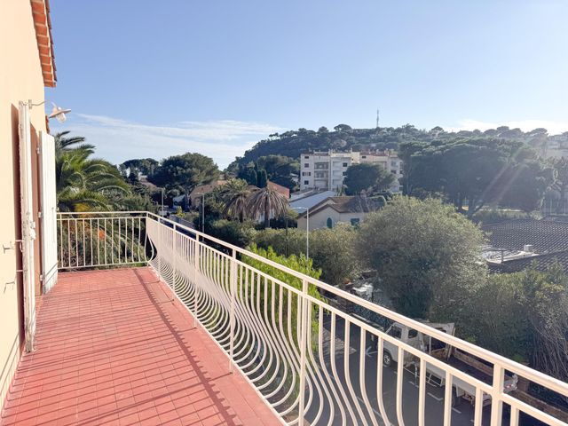 Maison à vendre - 8 pièces - 367 m2 - Cavalaire Sur Mer - 83 - PROVENCE-ALPES-COTE-D-AZUR