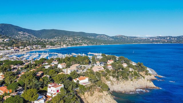Maison à vendre - 8 pièces - 367 m2 - Cavalaire Sur Mer - 83 - PROVENCE-ALPES-COTE-D-AZUR