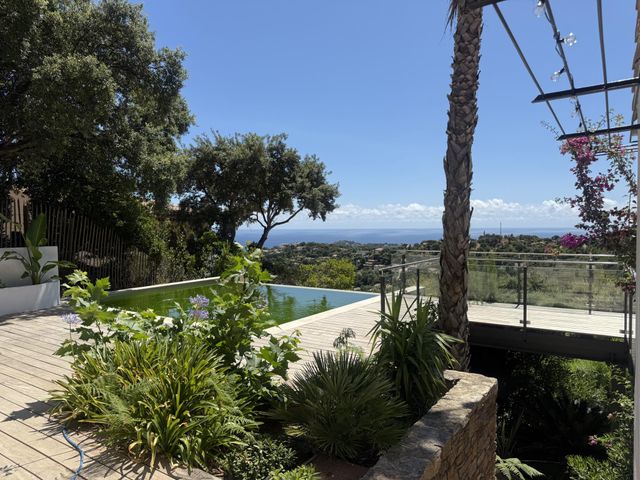 Maison à vendre - 7 pièces - 223 m2 - Cavalaire Sur Mer - 83 - PROVENCE-ALPES-COTE-D-AZUR