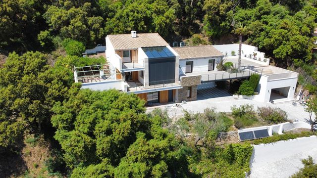 Maison à vendre - 7 pièces - 223 m2 - Cavalaire Sur Mer - 83 - PROVENCE-ALPES-COTE-D-AZUR