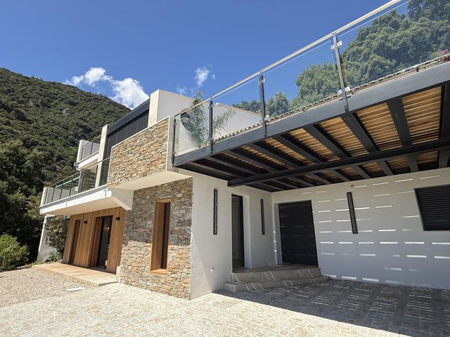 Maison à vendre - 7 pièces - 223 m2 - Cavalaire Sur Mer - 83 - PROVENCE-ALPES-COTE-D-AZUR