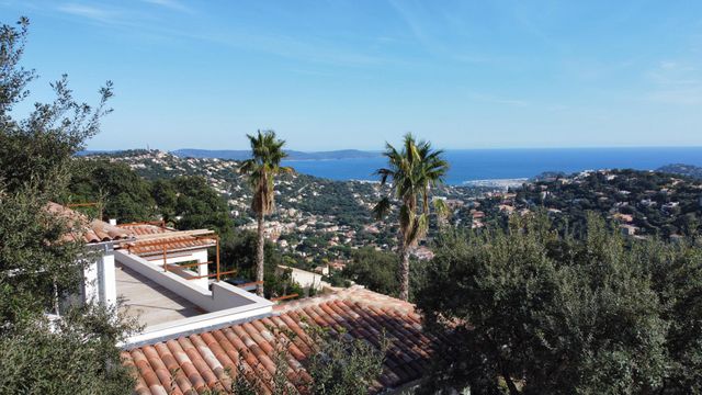 Maison à vendre - 8 pièces - 292 m2 - Cavalaire Sur Mer - 83 - PROVENCE-ALPES-COTE-D-AZUR