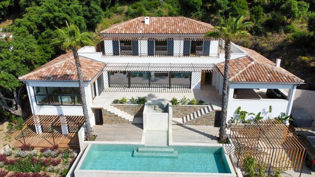 Maison à vendre - 8 pièces - 292 m2 - Cavalaire Sur Mer - 83 - PROVENCE-ALPES-COTE-D-AZUR