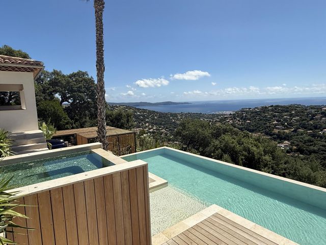 Maison à vendre - 8 pièces - 292 m2 - Cavalaire Sur Mer - 83 - PROVENCE-ALPES-COTE-D-AZUR