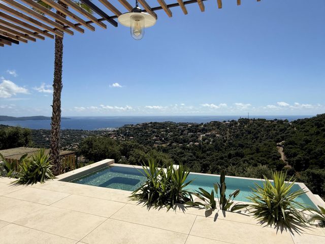 Maison à vendre - 8 pièces - 292 m2 - Cavalaire Sur Mer - 83 - PROVENCE-ALPES-COTE-D-AZUR