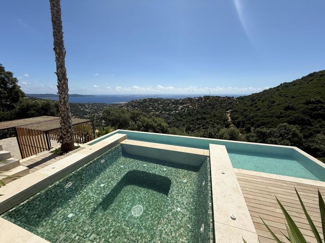 Maison à vendre - 8 pièces - 292 m2 - Cavalaire Sur Mer - 83 - PROVENCE-ALPES-COTE-D-AZUR