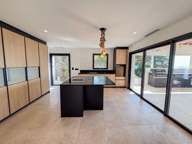 Maison à vendre - 8 pièces - 292 m2 - Cavalaire Sur Mer - 83 - PROVENCE-ALPES-COTE-D-AZUR