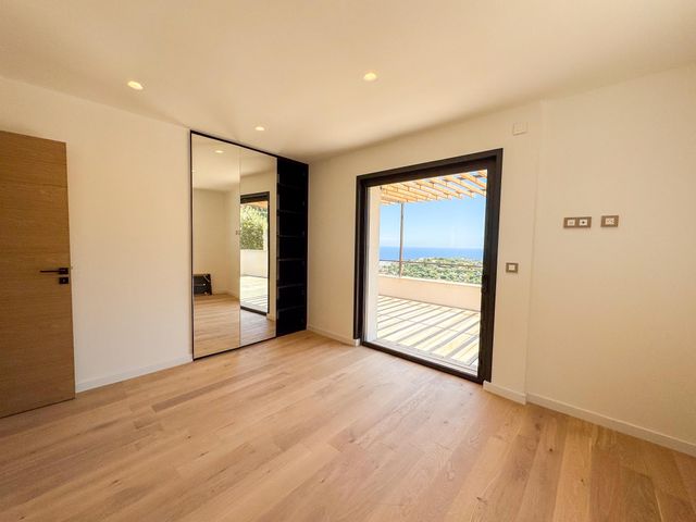 Maison à vendre - 8 pièces - 292 m2 - Cavalaire Sur Mer - 83 - PROVENCE-ALPES-COTE-D-AZUR