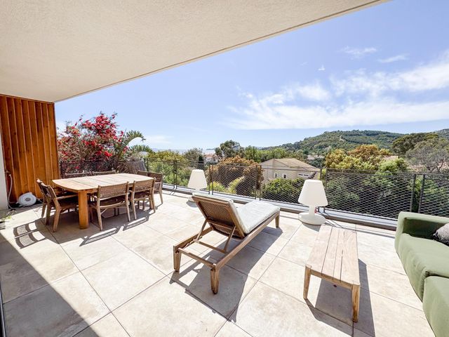 Appartement T4 à vendre - 6 pièces - 185 m2 - Le Lavandou - 83 - PROVENCE-ALPES-COTE-D-AZUR