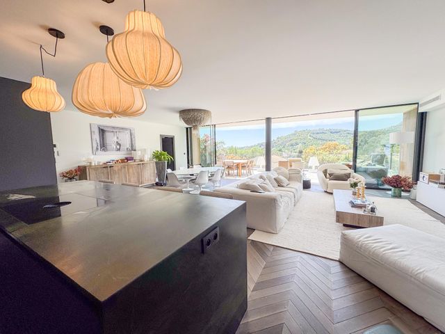 Appartement T4 à vendre - 6 pièces - 185 m2 - Le Lavandou - 83 - PROVENCE-ALPES-COTE-D-AZUR