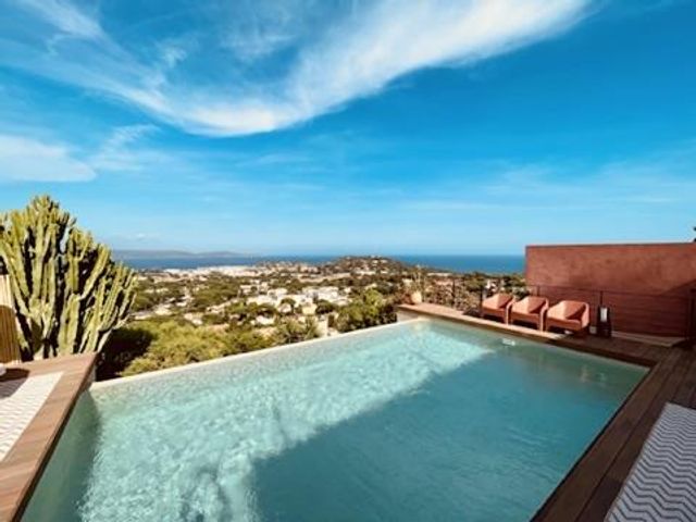 Maison à vendre - 7 pièces - 215 m2 - Cavalaire Sur Mer - 83 - PROVENCE-ALPES-COTE-D-AZUR