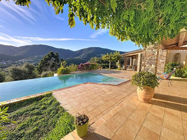 Maison à vendre - 6 pièces - 200 m2 - Cavalaire Sur Mer - 83 - PROVENCE-ALPES-COTE-D-AZUR