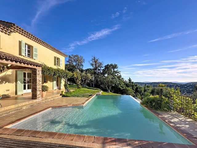 Maison à vendre - 6 pièces - 200 m2 - Cavalaire Sur Mer - 83 - PROVENCE-ALPES-COTE-D-AZUR