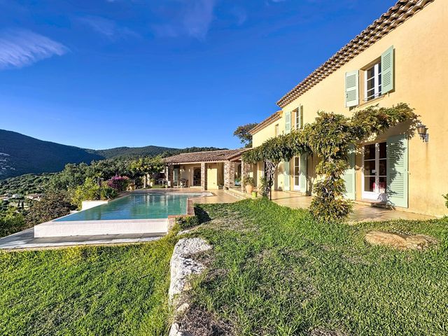 Maison à vendre - 6 pièces - 200 m2 - Cavalaire Sur Mer - 83 - PROVENCE-ALPES-COTE-D-AZUR