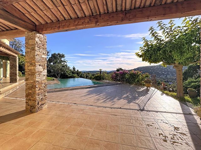 Maison à vendre - 6 pièces - 200 m2 - Cavalaire Sur Mer - 83 - PROVENCE-ALPES-COTE-D-AZUR