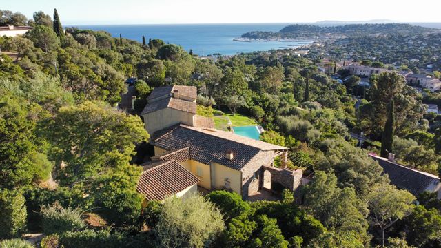 Maison à vendre - 6 pièces - 200 m2 - Cavalaire Sur Mer - 83 - PROVENCE-ALPES-COTE-D-AZUR