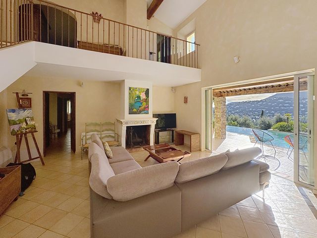 Maison à vendre - 6 pièces - 200 m2 - Cavalaire Sur Mer - 83 - PROVENCE-ALPES-COTE-D-AZUR