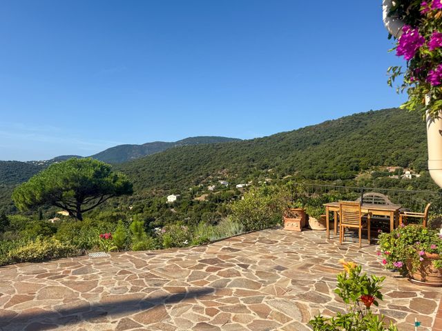 Maison à vendre - 7 pièces - 160 m2 - La Croix Valmer - 83 - PROVENCE-ALPES-COTE-D-AZUR