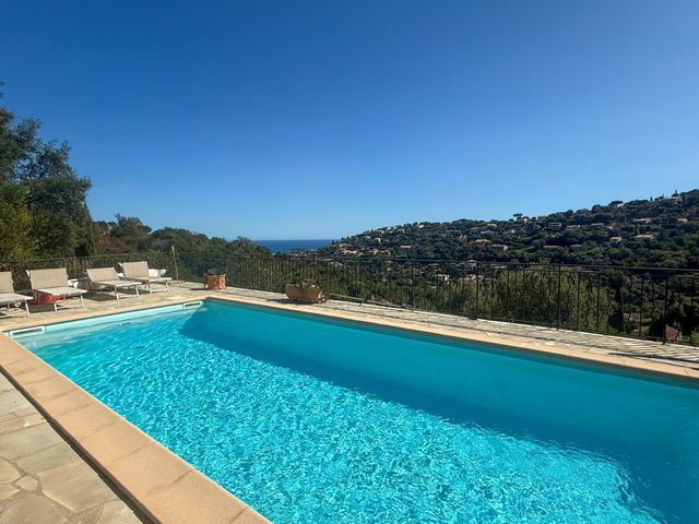 Maison à vendre - 7 pièces - 157 m2 - Cavalaire Sur Mer - 83 - PROVENCE-ALPES-COTE-D-AZUR