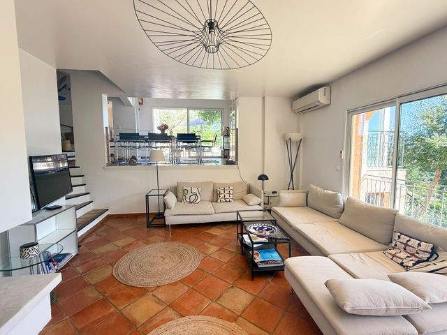 Maison à vendre - 7 pièces - 157 m2 - Cavalaire Sur Mer - 83 - PROVENCE-ALPES-COTE-D-AZUR