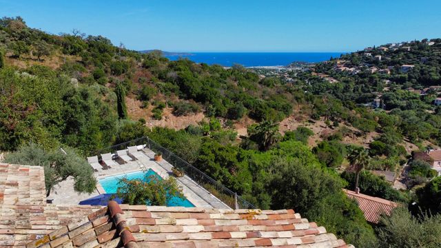 Maison à vendre - 7 pièces - 157 m2 - Cavalaire Sur Mer - 83 - PROVENCE-ALPES-COTE-D-AZUR