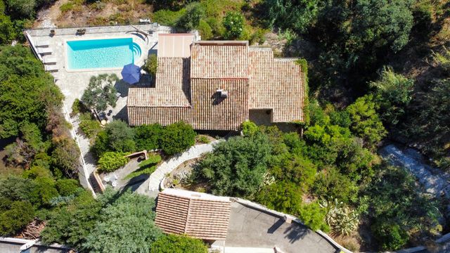 Maison à vendre - 7 pièces - 157 m2 - Cavalaire Sur Mer - 83 - PROVENCE-ALPES-COTE-D-AZUR