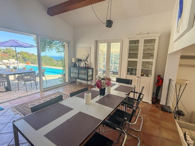 Maison à vendre - 7 pièces - 157 m2 - Cavalaire Sur Mer - 83 - PROVENCE-ALPES-COTE-D-AZUR