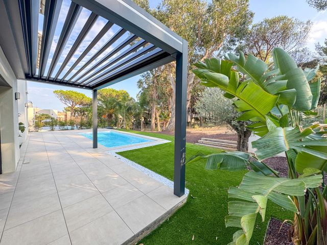 Maison à vendre - 5 pièces - 152 m2 - Cavalaire Sur Mer - 83 - PROVENCE-ALPES-COTE-D-AZUR