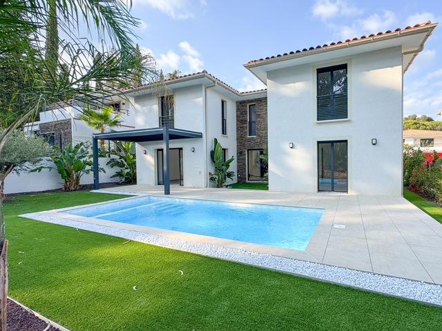 Maison à vendre - 5 pièces - 152 m2 - Cavalaire Sur Mer - 83 - PROVENCE-ALPES-COTE-D-AZUR