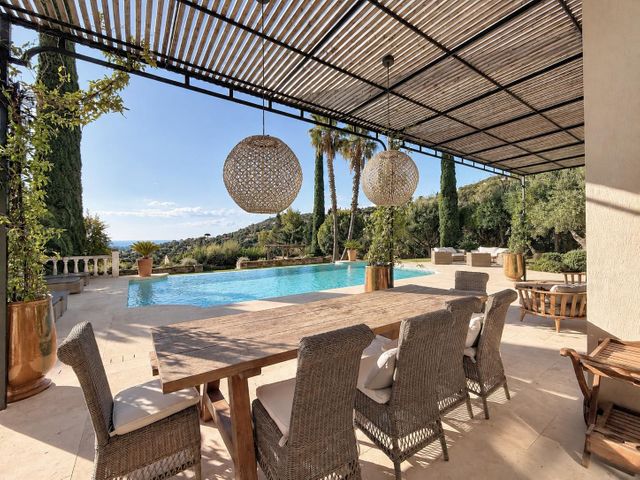 Maison &agrave; vendre - 10 pi&egrave;ces - 240 m2 - Cavalaire Sur Mer - 83 - PROVENCE-ALPES-COTE-D-AZUR