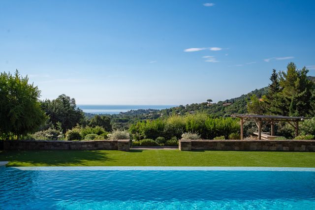 Maison &agrave; vendre - 10 pi&egrave;ces - 240 m2 - Cavalaire Sur Mer - 83 - PROVENCE-ALPES-COTE-D-AZUR