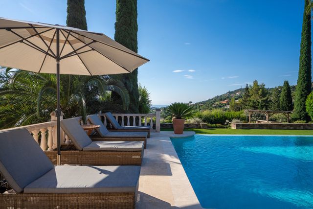 Maison &agrave; vendre - 10 pi&egrave;ces - 240 m2 - Cavalaire Sur Mer - 83 - PROVENCE-ALPES-COTE-D-AZUR
