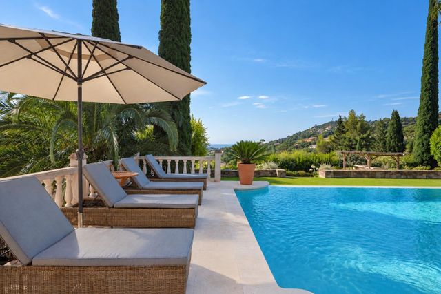 Maison &agrave; vendre - 10 pi&egrave;ces - 240 m2 - Cavalaire Sur Mer - 83 - PROVENCE-ALPES-COTE-D-AZUR