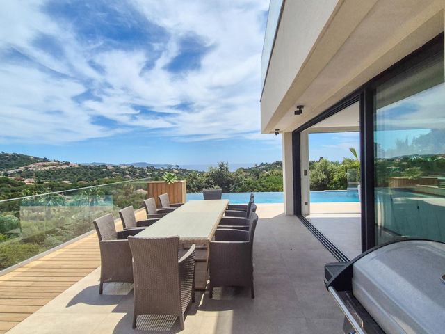 Maison &agrave; vendre - 7 pi&egrave;ces - 250 m2 - Cavalaire Sur Mer - 83 - PROVENCE-ALPES-COTE-D-AZUR
