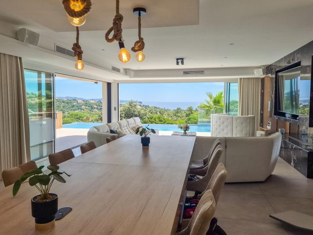 Maison &agrave; vendre - 7 pi&egrave;ces - 250 m2 - Cavalaire Sur Mer - 83 - PROVENCE-ALPES-COTE-D-AZUR