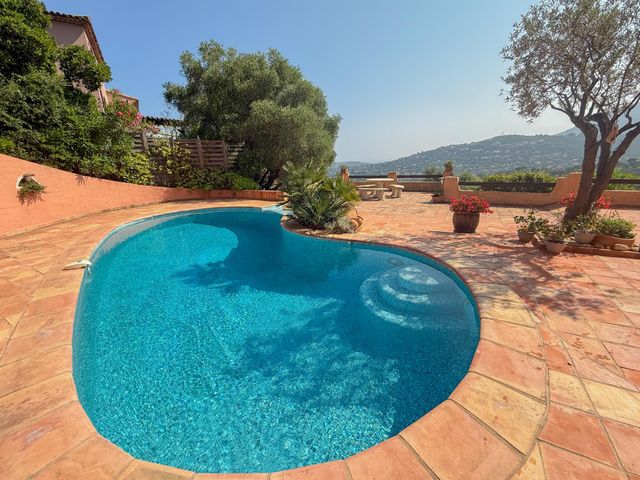 Maison à vendre - 5 pièces - 140 m2 - Cavalaire Sur Mer - 83 - PROVENCE-ALPES-COTE-D-AZUR
