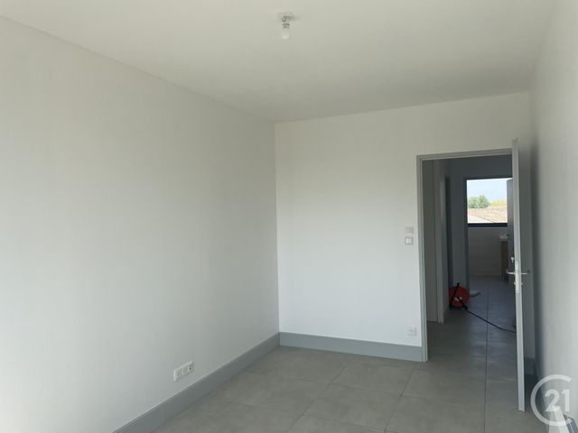 Appartement &agrave; louer - 4 pi&egrave;ces - 105,30 m2 - Montpon Menesterol - 24 - AQUITAINE