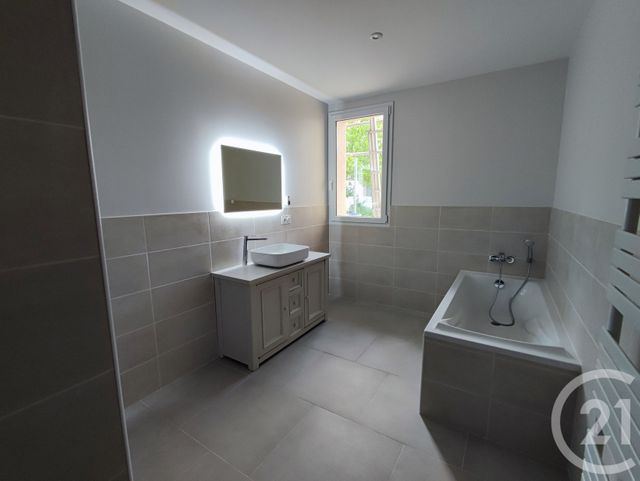 Appartement &agrave; louer - 4 pi&egrave;ces - 106,80 m2 - Montpon Menesterol - 24 - AQUITAINE