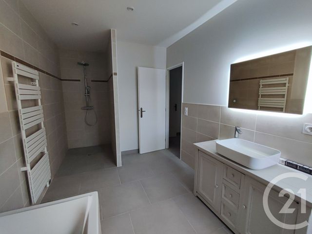 Appartement &agrave; louer - 4 pi&egrave;ces - 106,80 m2 - Montpon Menesterol - 24 - AQUITAINE