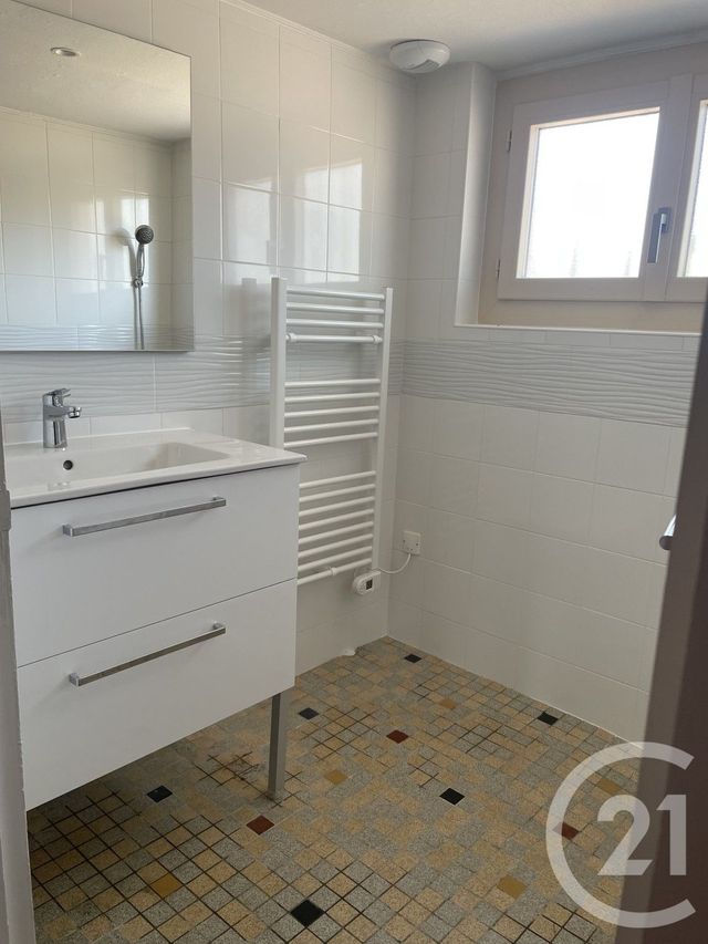 Maison &agrave; louer - 4 pi&egrave;ces - 103 m2 - Montpon Menesterol - 24 - AQUITAINE