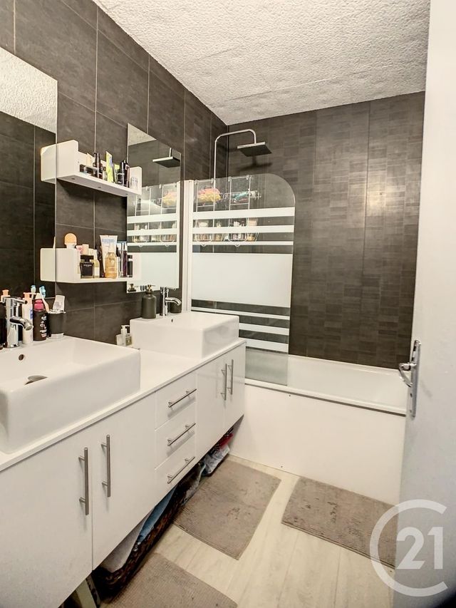 Appartement F3 &agrave; louer - 3 pi&egrave;ces - 77,14 m2 - Clermont Ferrand - 63 - AUVERGNE