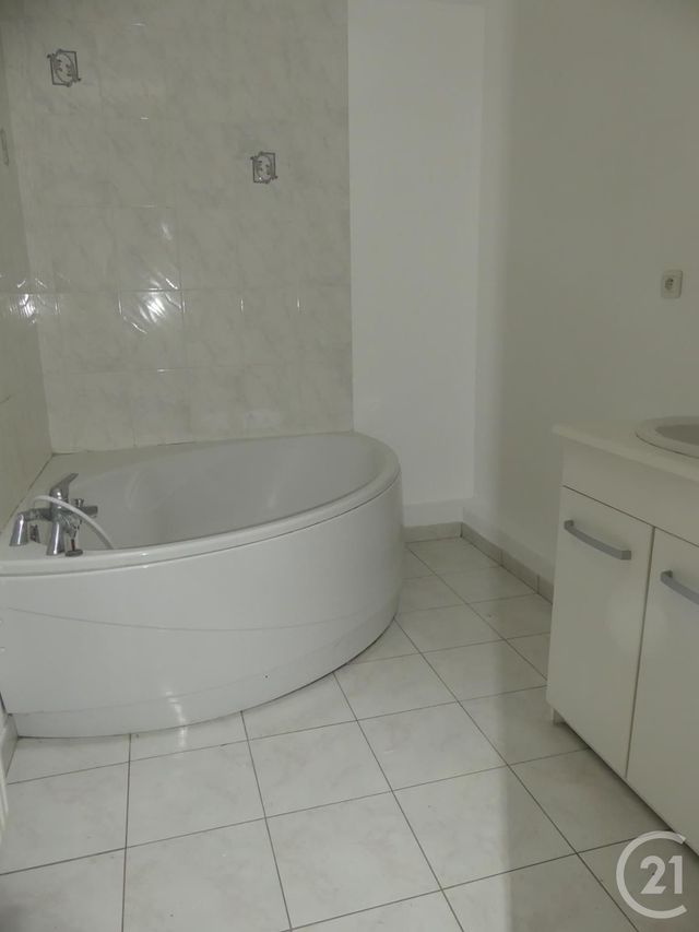 Maison &agrave; louer - 4 pi&egrave;ces - 80,25 m2 - Coignieres - 78 - ILE-DE-FRANCE