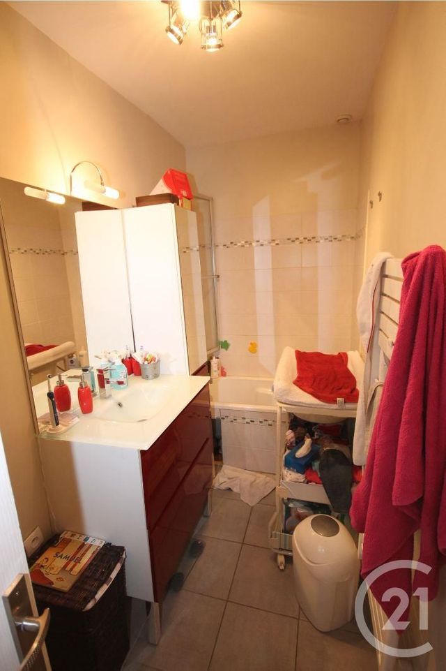 Appartement F3 &agrave; louer - 3 pi&egrave;ces - 74,60 m2 - St Jean De La Ruelle - 45 - CENTRE