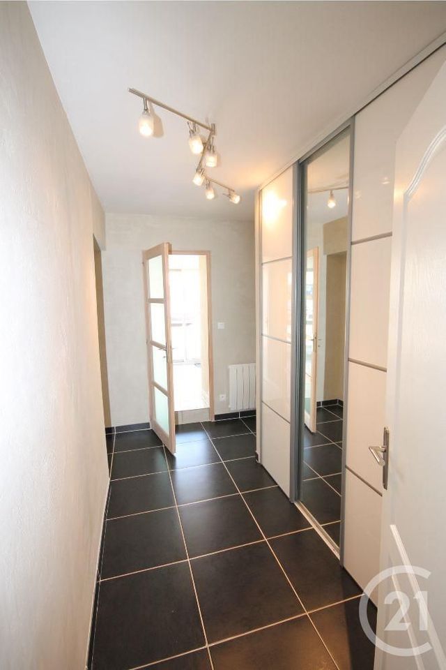 Appartement F3 &agrave; louer - 3 pi&egrave;ces - 74,60 m2 - St Jean De La Ruelle - 45 - CENTRE