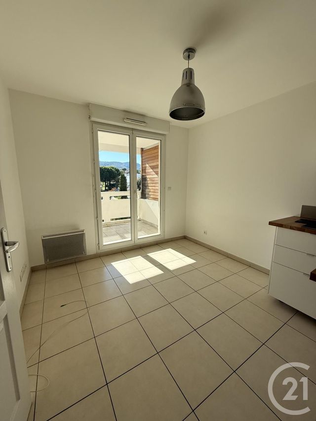 Appartement T2 &agrave; louer - 2 pi&egrave;ces - 32,75 m2 - La Ciotat - 13 - PROVENCE-ALPES-COTE-D-AZUR