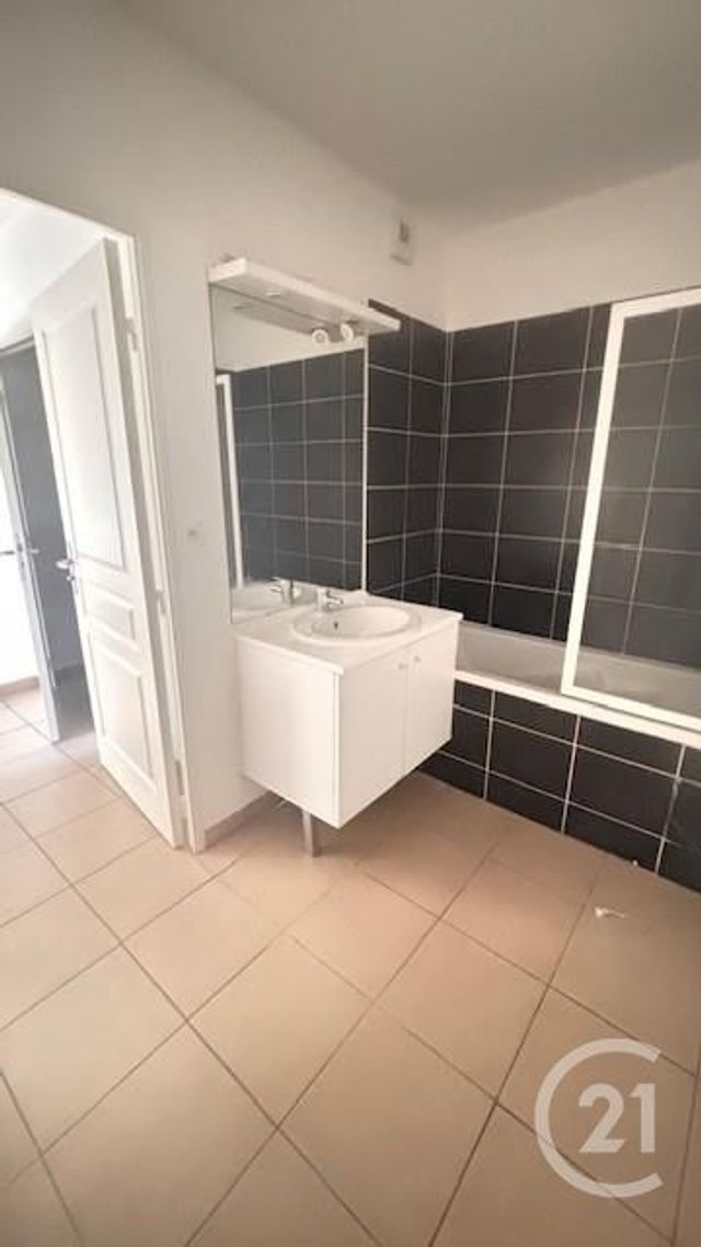 Appartement &agrave; louer - 3 pi&egrave;ces - 60 m2 - La Ciotat - 13 - PROVENCE-ALPES-COTE-D-AZUR