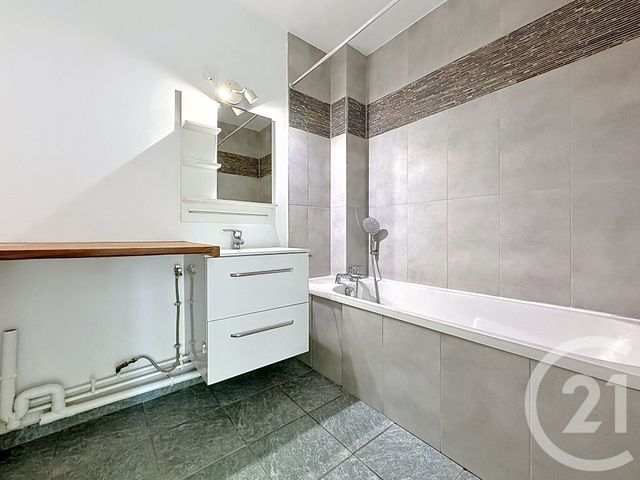 Appartement T3 &agrave; louer - 3 pi&egrave;ces - 84,70 m2 - Courbevoie - 92 - ILE-DE-FRANCE