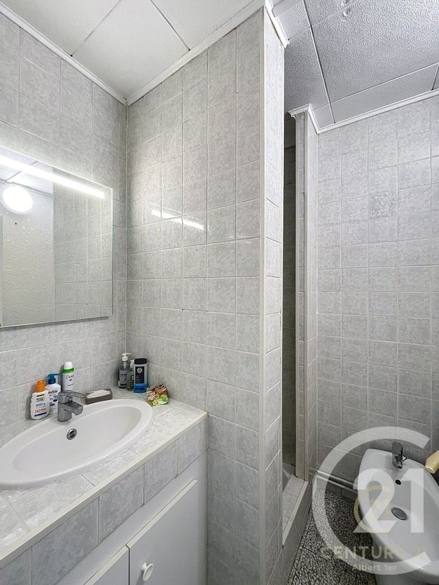 Appartement &agrave; louer - 2 pi&egrave;ces - 49,33 m2 - Juan Les Pins - 06 - PROVENCE-ALPES-COTE-D-AZUR